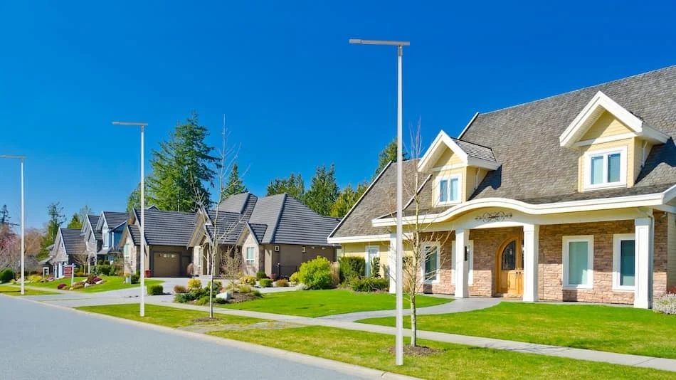 All-in-One vs. Split-Type Solar Streetlights: A Professional Comparison 1 all in one solar street light 120 watts application in a small village